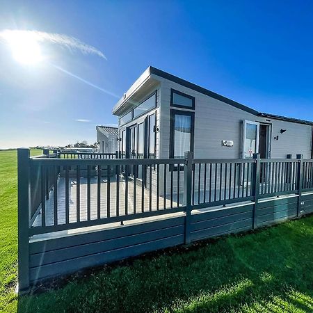 Stunning Caravan With Full Sea Views At Broadland Sands In Suffolk Ref 20236Bs Hopton on Sea Eksteriør billede