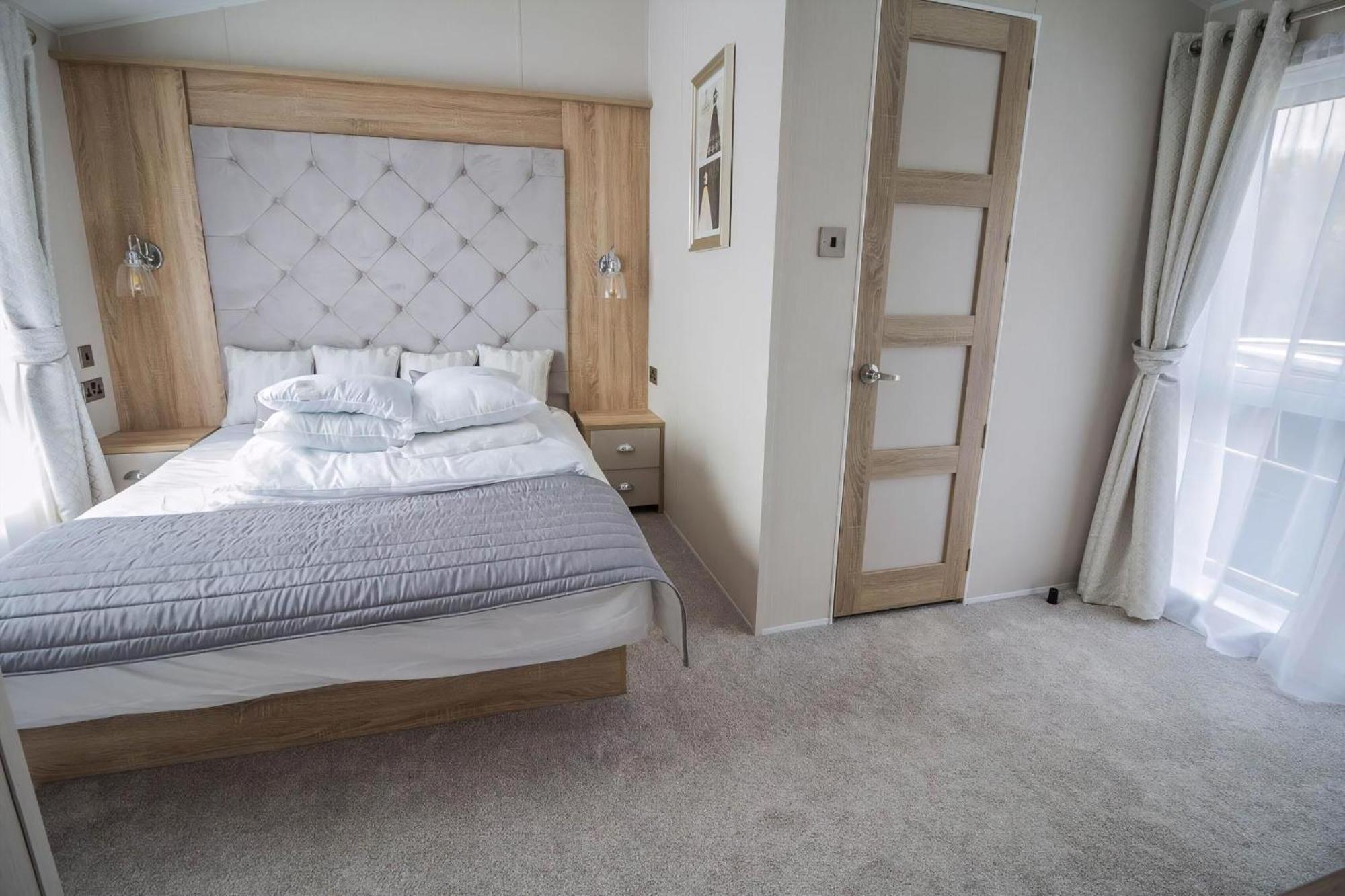 Stunning Caravan With Full Sea Views At Broadland Sands In Suffolk Ref 20236Bs Hopton on Sea Eksteriør billede